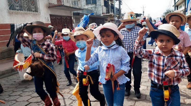 Niños y niñas de Juigalpa durante el desfile a caballito de palo