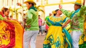 Un hombre y una mujer bailando folclor nicaragüense