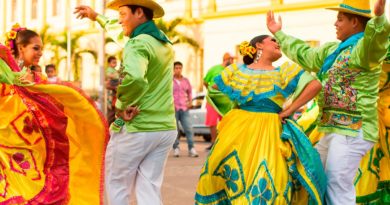 Un hombre y una mujer bailando folclor nicaragüense