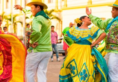 Un hombre y una mujer bailando folclor nicaragüense