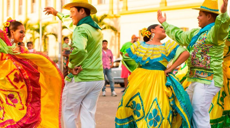 Un hombre y una mujer bailando folclor nicaragüense