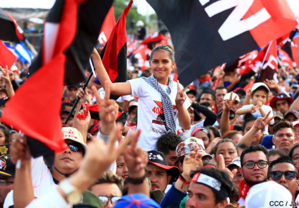 Cientos de miles de nicaragüenses congregados en la Plaza La Fe de Managua, celebrando un aniversario más del Triunfo de la Revolución Popular Sandinista