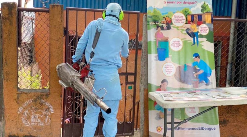 Brigadista del Ministerio de Salud (MINSA), entrando a fumigar una vivienda en el barrio Enrique Lorente