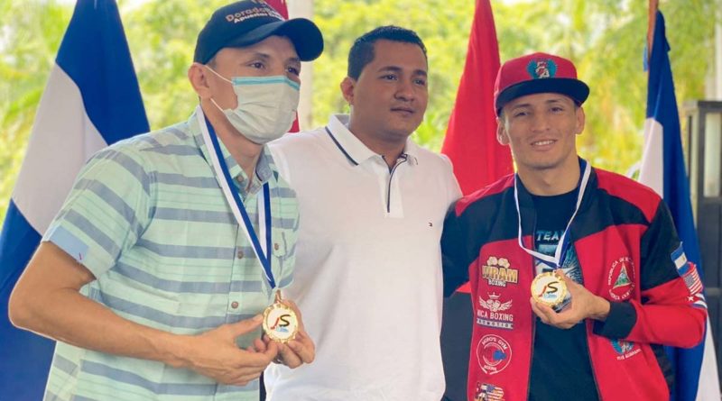 Gemelos Alvarado tras recibir la medalla Orgullo de mi País por parte del Movimiento Deportivo Alexis Argüello