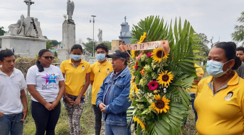 Entrega de ofrenda floral al combatiente David Martínez Santamaría