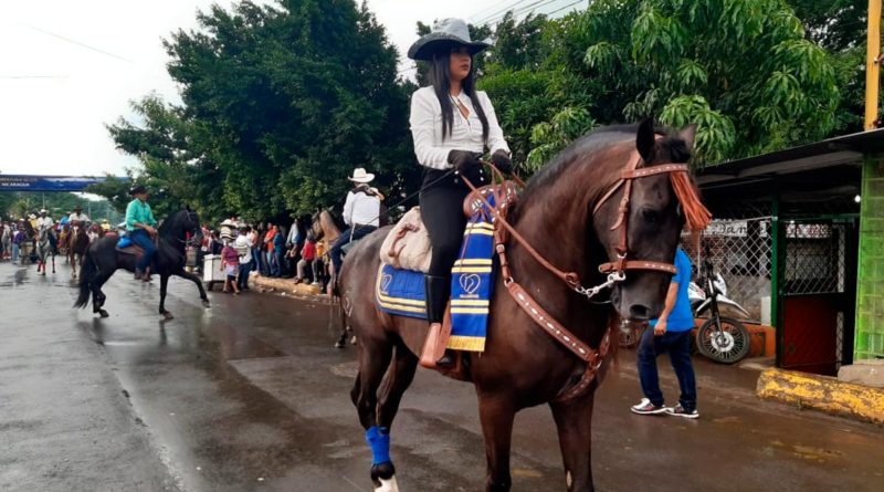 Familias nicaragüenses y jinetes en el desfile hípico en honor a la Virgen de la Asunción en Juigalpa.