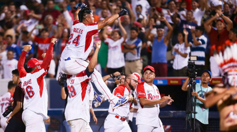 Javier Robles celebrando junto al Bóer un victoria de la LBPN.