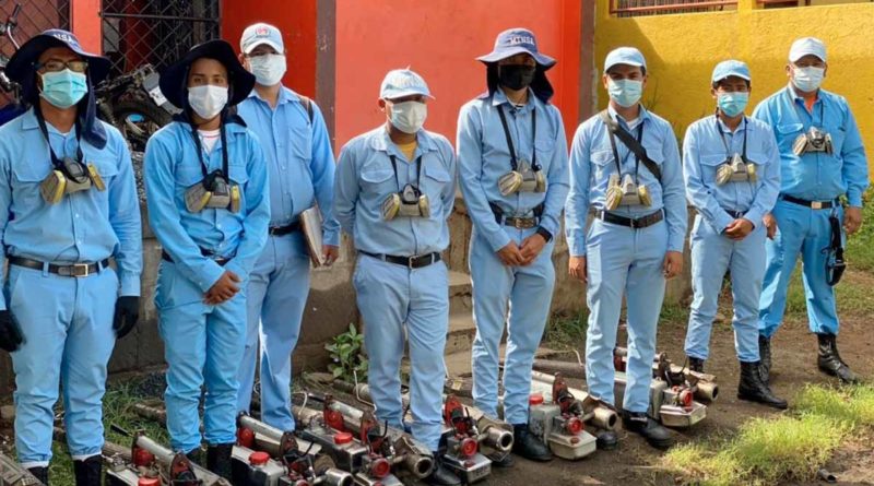 Brigadistas del Ministerio de Salud durante la visita realizada a los Laureles Norte