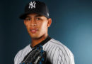 Jonathan Loáisiga portando una gorra de los Yankees de Nueva York de las Grandes Ligas.