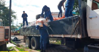 Efectivos navales del Ejército de Nicaragua descargando paquetes alimenticios en Bluefields