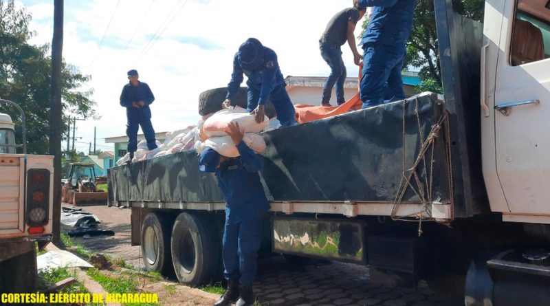 Efectivos navales del Ejército de Nicaragua descargando paquetes alimenticios en Bluefields