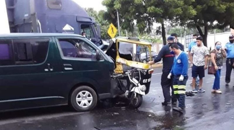Microbús y moto taxi tras el accidente ocurrido en Esquipulas