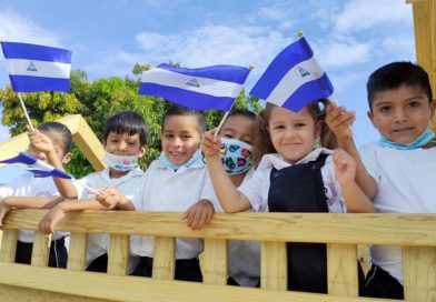 Estudiantes durante la inauguración del Centro Educativo Cristóbal Rugama en Masaya