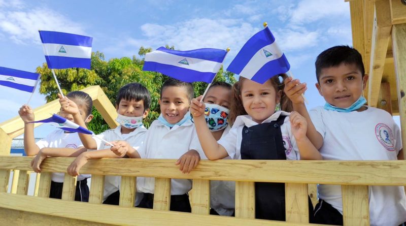 Estudiantes durante la inauguración del Centro Educativo Cristóbal Rugama en Masaya