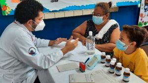 Doctor del Hospital Manuel de Jesús Rivera “La Mascota”, brindando consulta médica en el barrio Waspán Norte de Managua.