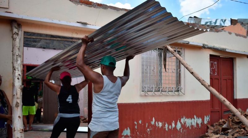 Plan Techo siendo entregado a familias afectadas por las lluvias en el departamento de León.