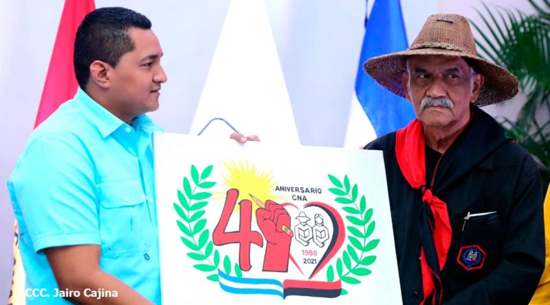 Coordinador Nacional de Juventud Sandinista 19 de Julio, Milton Ruiz, entregando reconocimiento al profesor Orlando Pineda.