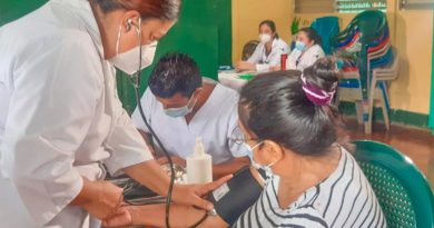 Doctores del Hospital Bertha Calderón brindan atención en salud a pobladora de El Recreo