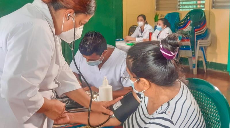 Doctores del Hospital Bertha Calderón brindan atención en salud a pobladora de El Recreo