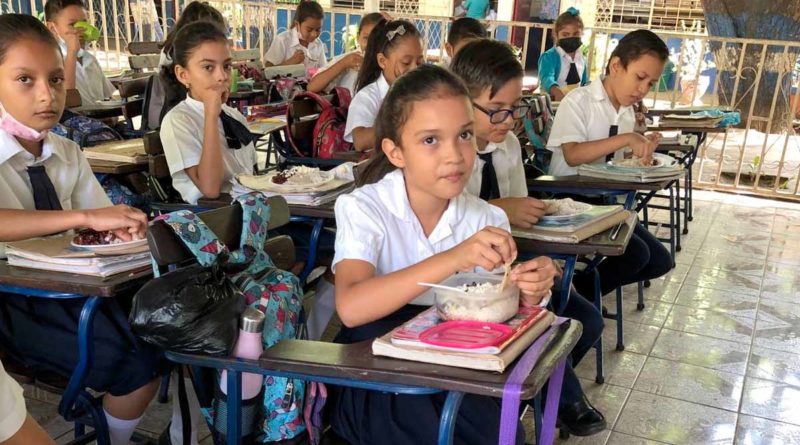 Estudiantes del Centro Escolar La Libertad, reciben su Merienda Escolar