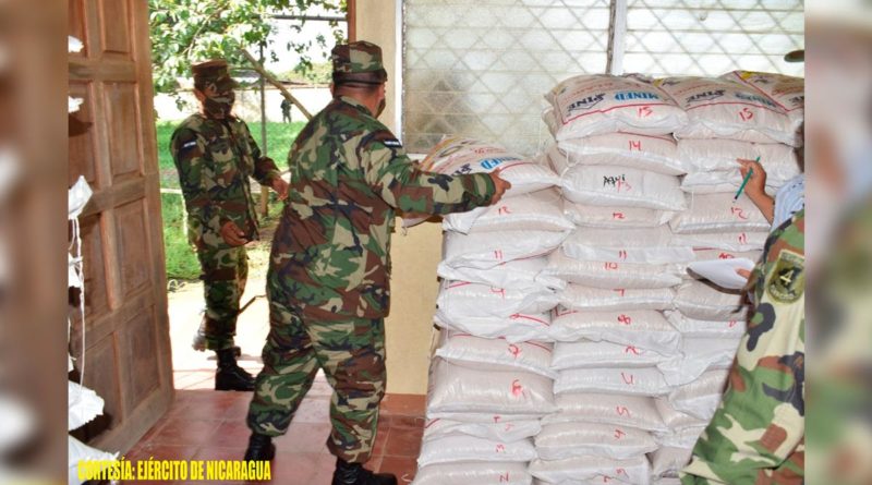 Ejército de Nicaragua realiza traslado y descargue de Merienda Escolar en Carazo