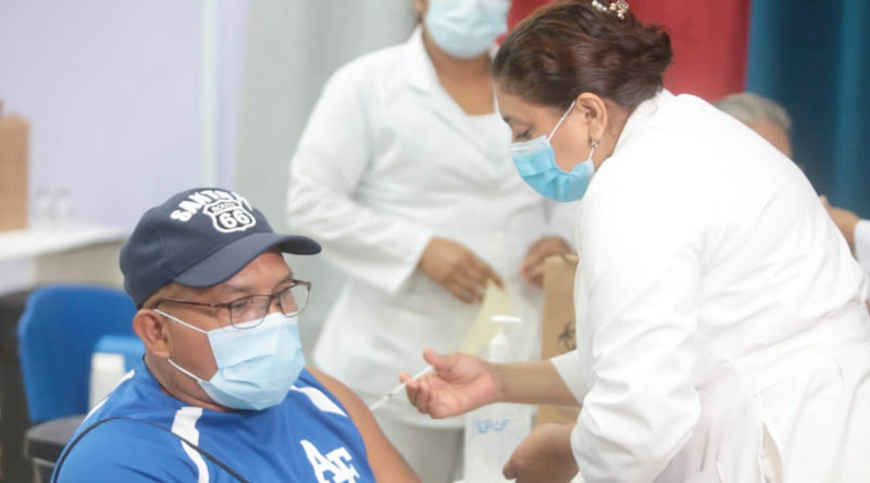 Personal médico del Ministerio de Salud aplica vacuna contra el Covid-19 a poblador de Managua