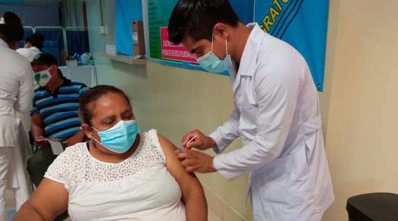 Enfermero del Ministerio de Salud vacunando contra el COVID-19 en Chontales