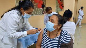 Doctora del Ministerio de Salud aplica vacuna contra el Covid-19 a pobladora de Nindirí