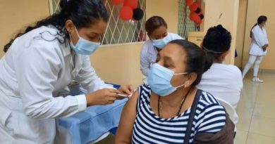 Doctora del Ministerio de Salud aplica vacuna contra el Covid-19 a pobladora de Nindirí