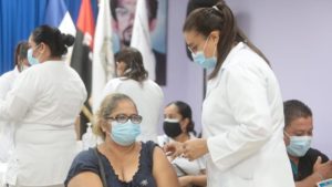 Doctora del Ministerio de Salud aplica vacuna contra el Covid-19
