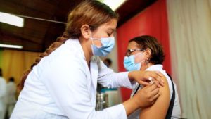 Doctora del Ministerio de Salud aplica vacuna contra el Covid-19 a pobladora en Managua