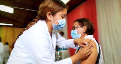 Doctora del Ministerio de Salud aplica vacuna contra el Covid-19 a pobladora en Managua