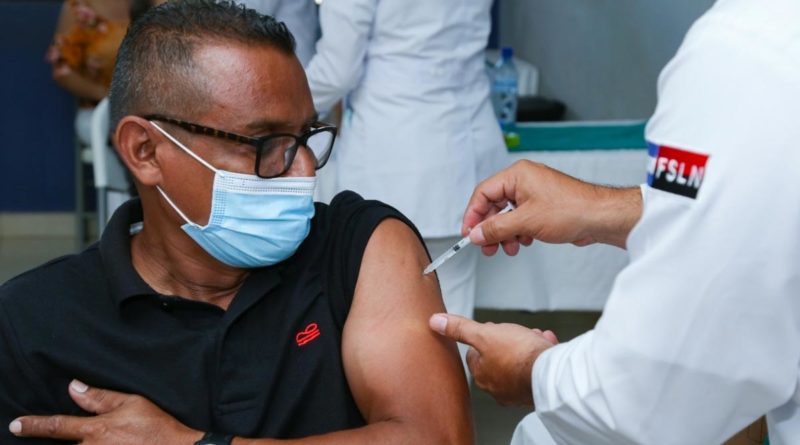 Paciente recibiendo la primera dosis de la vacuna contra el coronavirus