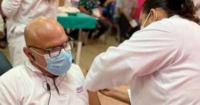 Doctora del Ministerio de Salud aplica vacuna contra el Covid-19 a un ciudadano en el hospital Bertha Calderón