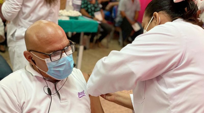 Doctora del Ministerio de Salud aplica vacuna contra el Covid-19 a un ciudadano en el hospital Bertha Calderón