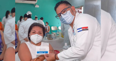 Médico del Ministerio de Salud tras aplicar vacuna contra el Covid-19, Sputnik V a una pobladora de la capital