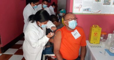 Médico del Ministerio de Salud aplica vacuna contra el Covid-19 a poblador de Chinandega