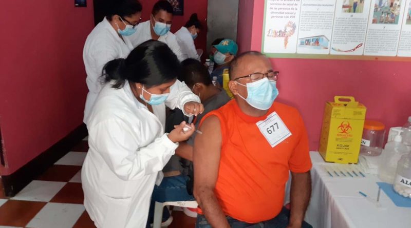 Médico del Ministerio de Salud aplica vacuna contra el Covid-19 a poblador de Chinandega