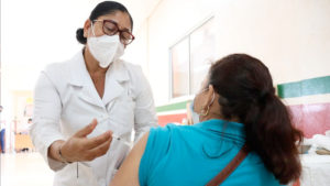 Doctora del Ministerio de Salud aplica vacuna a pobladora de Managua