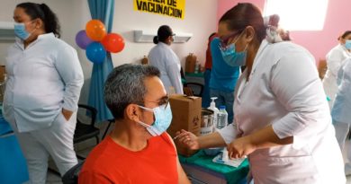 Personal médico del Ministerio de Salud de Nicaragua aplicando la segunda dosis de la vacuna contra el COVID-19 Sputnik V en Mateare.