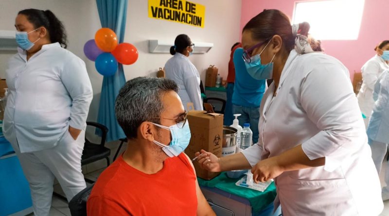 Personal médico del Ministerio de Salud de Nicaragua aplicando la segunda dosis de la vacuna contra el COVID-19 Sputnik V en Mateare.