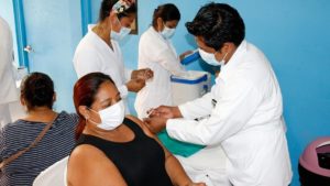 Médico aplicando vacuna contra la covid-19 a uno de los pacientes