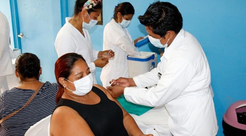 Médico aplicando vacuna contra la covid-19 a uno de los pacientes