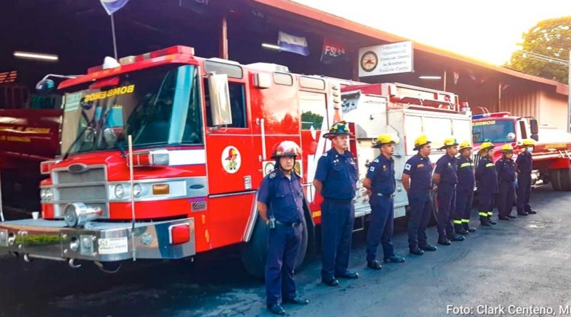 Camiones de bomberos y personal que fueron enviados a Villa Nueva