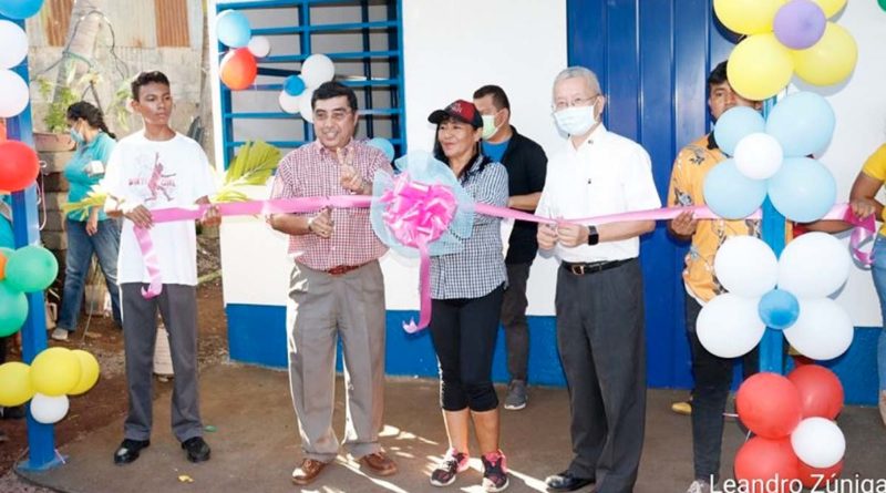 Autoridades de la Alcaldía de Managua y la Embajada de Taiwán en Nicaragua, durante la entrega de la vivienda en el barrio Alexis Argüello