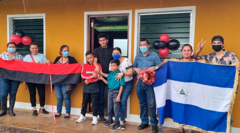 Representantes de la Alcaldía de Acoyapa junto al protagonista Guillermo Brockman, en la entrega de Vivienda en el Barrio Toda América.