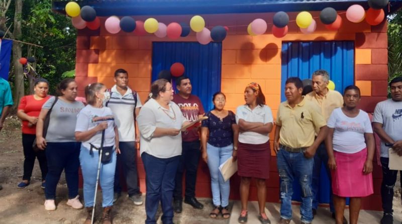 Familia inaugurando su nueva vivienda en Matagalpa