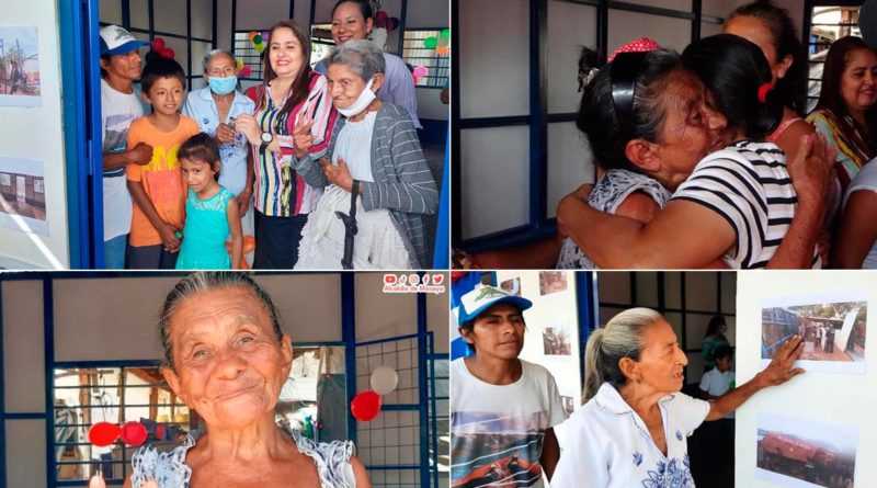 Protagonistas recibiendo sus viviendas dignas en Masaya.