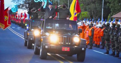 Desfile Militar Pueblo Ejército en conmemoración del 42 aniversario de su constitución