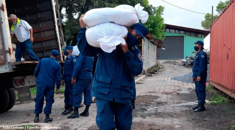 Efectivos del Distrito Naval Caribe de la Fuerza Naval del Ejercito de Nicaragua realizando descargue de paquetes alimenticios en Bluefields